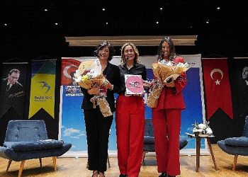 Beylikdüzü cumhuriyet ve bayan söyleşine ağır ilgi