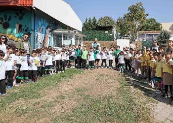 Buca Belediyesi miniklere hayvan sevgisi aşılıyor
