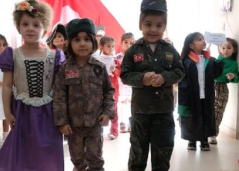 Çukurovalı miniklerden mükemmel cumhuriyet defilesi