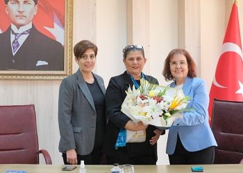 Cumhuriyet Halk Partisi’nin (CHP) Aydın vilayet bayan kolları ve 17 ilçe bayan kolları yöneticileri, Aydın Büyükşehir Belediye Lideri Hasret Çerçioğlu’na nezaket ziyaretinde bulundu.