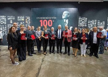 Cumhuriyet sevdalısı İzmir’de “Cumhuriyet’in 100’ü İzmir” standı açıldı
