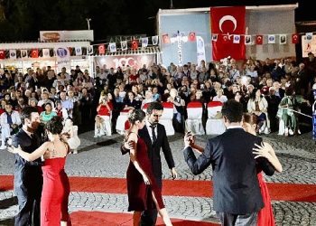 Didim’de Atatürk’ün sevdiği müzikler ve vals gösterisi gerçekleştirildi