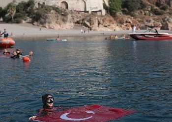 Dünya rekortmeni Şahika Ercümen Antalya’da 100. Yıl için dalış yaptı