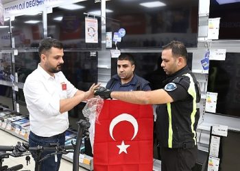 Edremit Bayraklarla donatıldı