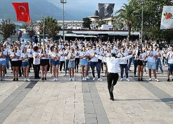 Evvel Başkan’dan Zeybek, sonra 300 dansçıdan erik kısmı
