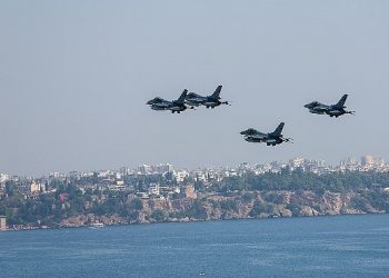 F-16’lardan Antalya semalarında mükemmel şov