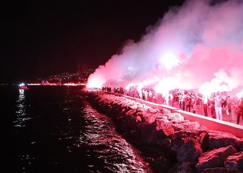 Gemlik’te binlerce meşale Cumhuriyet için yakıldı.