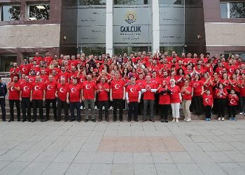 Gölcük Belediyesi Cumhuriyetin 100. Yılında Kırmızı Beyaza büründü