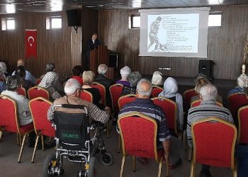 Huzurevi sakinlerine Bilinmeyen Taraflarıyla Atatürk konferansı