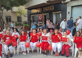 İzmir 100.yıla özel 100 türk bayanından 100 türk bayrağı