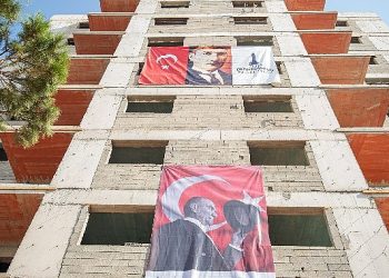 İzmir zelzelesinde ömrünü yitirenler unutulmadı