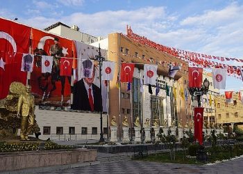 Keçiören’in cadde ve sokakları cumhuriyet’in 100.yılı kutlamaları için bayraklarla donatıldı