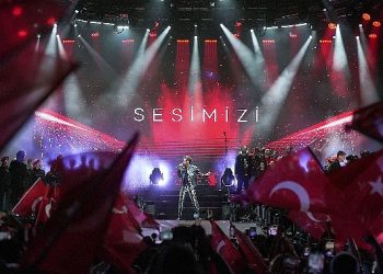 Kenan Doğulu, Cumhuriyet’in 100. yılını unutulmaz İzmir konseriyle kutladı.