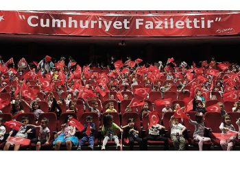 Kent tiyatroları cumhuriyetin 100.yılını “benim hoş pabuçlarım” oyununu çocuklarla buluşturdu