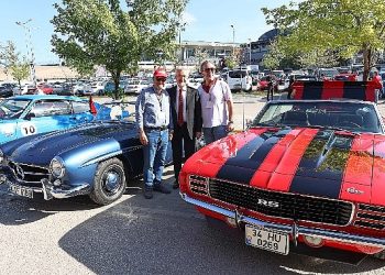 Klasik arabalar kız çocukları için yola çıktı