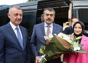 Kocaeli Büyükşehir Belediyesi, Cumhuriyet’in 100. yılında Cumhuriyeti ebediyen yaşatacak gençlere 330 Robotik Kodlama Atölyesi armağan etti