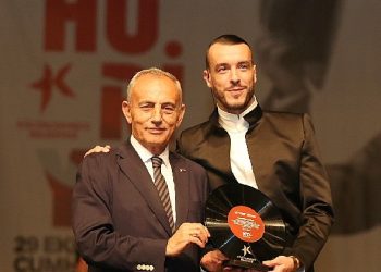 Küçükçekmece’de 100. yıl konserinde Cem Adrian sahne aldı