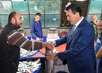 Lider Dündar, Pazarcı Esnafını Yalnız Bırakmıyor