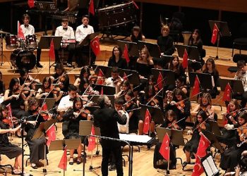 Narlıdere Belediyesi çocuk senfoni orkestrası ve şefika kutluer, cumhuriyetin 100.yılı için sahne aldı