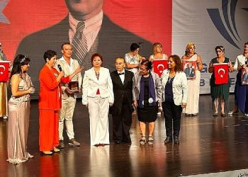 Narlıdere Belediyesi’nin Güçlü Bayanları, ‘Çantadaki Sır’ ile Cumhuriyeti Anlattı