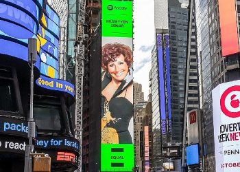 New York’ta bir ‘Cumhuriyet Divası’: Spotify’ın EQUAL Türkiye Ekim ayı elçisi Müzeyyen Senar New York Times Square’de
