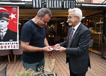Nilüfer Belediye Liderlerden esnafa Atatürk posteri ve Türk bayrağı