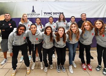 Sutopunda tarihi muvaffakiyet kazanan İzmir grubu gözünü finale dikti