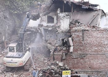 Tarihi bölgedeki riskli binalar yıkılıyor