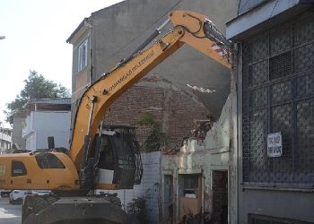Tehlike Saçan Metruk Binalar Yıkılıyor