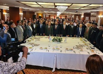 Yağmur çamur demeden açılışa katıldılar