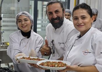 1. Klâsik Yemek Müsabakasında heyet üyesi şefler, Gebze Beyaz Kalpler Eğitim ve Gelişim Merkezi’nde aşçılık eğitimi gören öğrencilere hayran kaldı