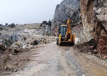 Antalya Büyükşehir grupları kapanan yolları açıyor 