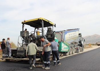 Büyükşehir’den Elmalı’ya köprü ve sıcak asfalt