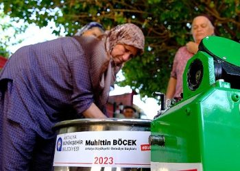 Büyükşehir’den Serik’e salça ve hamur yoğurma makinesi desteği 