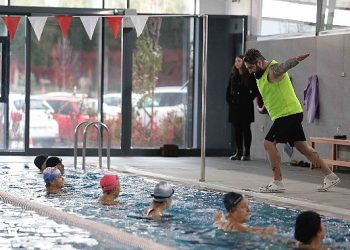 Çankaya’nın birinci kapalı yüzme havuzunda su cimlastiği ilgi görüyor