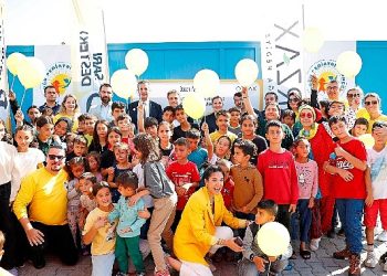 Depremzede çocuklara Sarı Dayanak