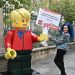 Dev LEGO® minifigürleri kızlara ilham vermek için sokağa çıktı!