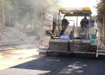 Elmalı Atatürk Caddesi’nde sıcak  asfalt çalışmaları tamamlanıyor