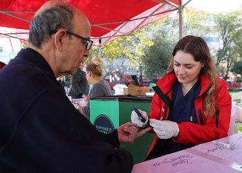 Gemlik Belediyesi, Dünya Diyabet Günü’nde Gemliklilerin kan şekerini ölçtü.