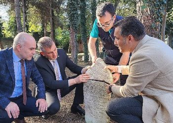 Gölcük Örcün Mescidi Haziresi’ndeki Osmanlı devrine ilişkin mezar taşlarının muhafaza ve tamiratı için çalışma başlatıldı.