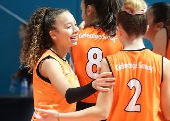 İlber Ortaylı, Eczacıbaşı Geleceğe Smaç  15. Gelişim Turnuvası’nda  Geleceğin Voleybolcularıyla Bir Ortaya Geldi