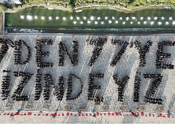 İzmir 7’den 77’ye Ata’sının İzinde Konak Atatürk Meydanı’nda unutulmaz koreografi