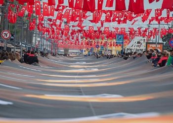 İzmir Ata’ya hürmet için 350 metrelik posterle yürüdü