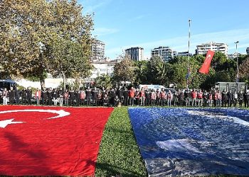 Kadıköy’de binlerce kişi Ata’ya Hürmet Zinciri oluşturdu