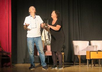 Kara güldürü “fay hattı” foça’da sahnelendi