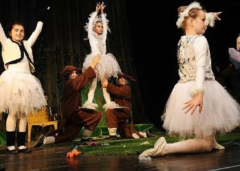 Karşıyaka Belediye Tiyatrosu’nun çocuk müzikali izleyiciyle buluştu