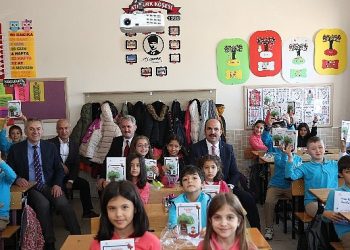 Lider Altay “Başarmaya Hazırım” Projesinde 3. Sınıf Öğrencilerine Kıssa Kitabı Dağıttı