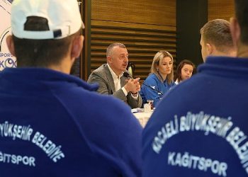 Lider Büyükakın Kağıtspor’un şampiyonlarla buluştu