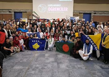 Lider Büyükakın milletlerarası öğrencilere seslendi: Ne vakit gereksiniminiz olursa bir Tahir amcanız var