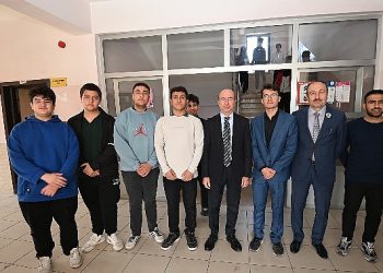 Lider Pekyatırmacı öğrencilerle bir ortaya geldi